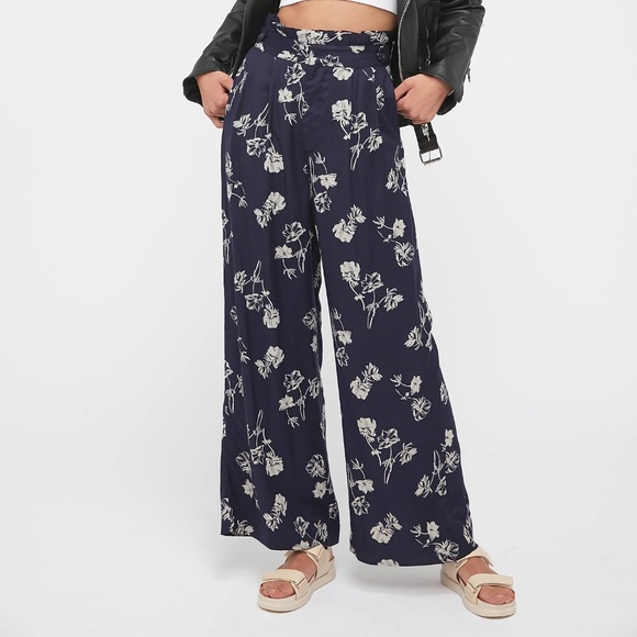 Urban Outfitters Paperbag Pants - Size 2 - Picture 1 of 4